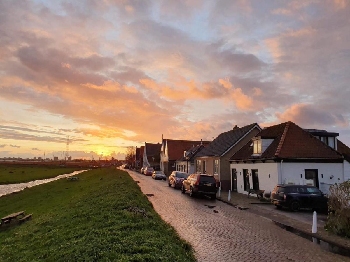 Very In Durgerdam, With Private Garden, Free Parking, Pets Allowed Hébergement de vacances *