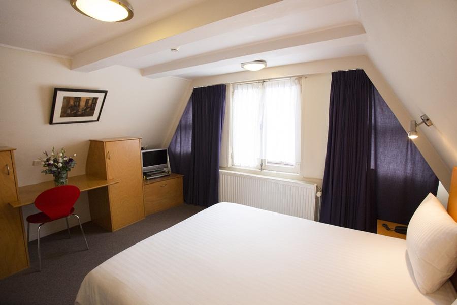 Quentin Golden Bear Hotel