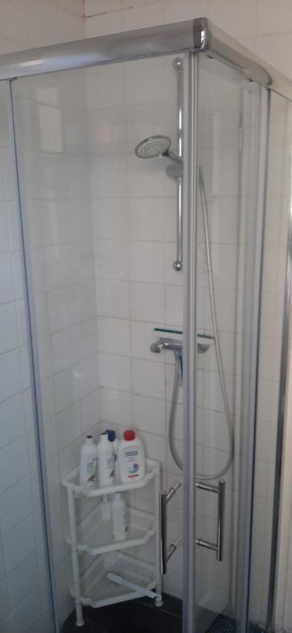 Nicole, Not For Parties, Not A Hotel, With Shared Bathroom, No Kitchen Privat bolig *