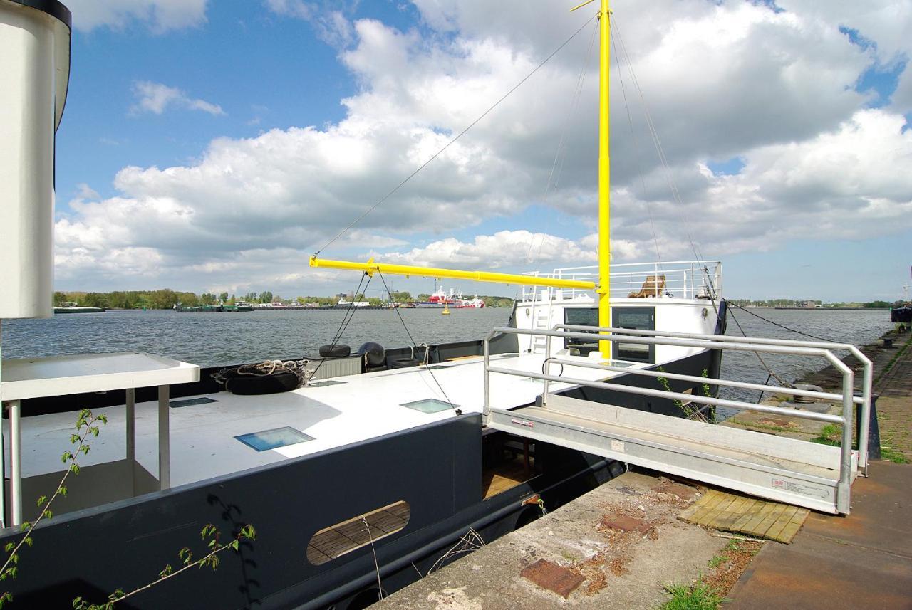 Magnificent Houseboat With A Stunning View! *