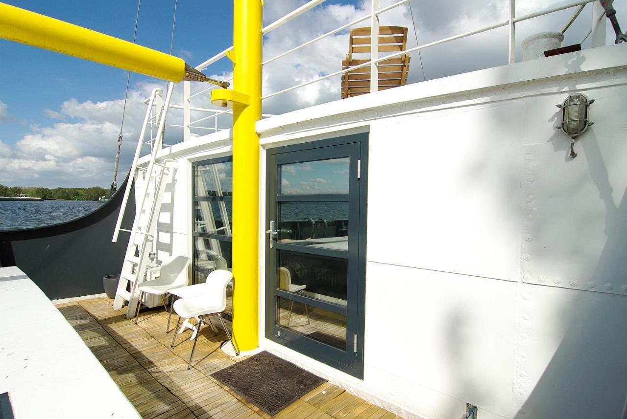 Botel Magnificent Houseboat With A Stunning View!