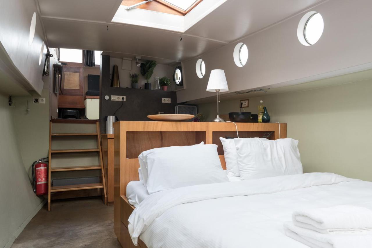 Luxury Historic Boat Hotel en barco