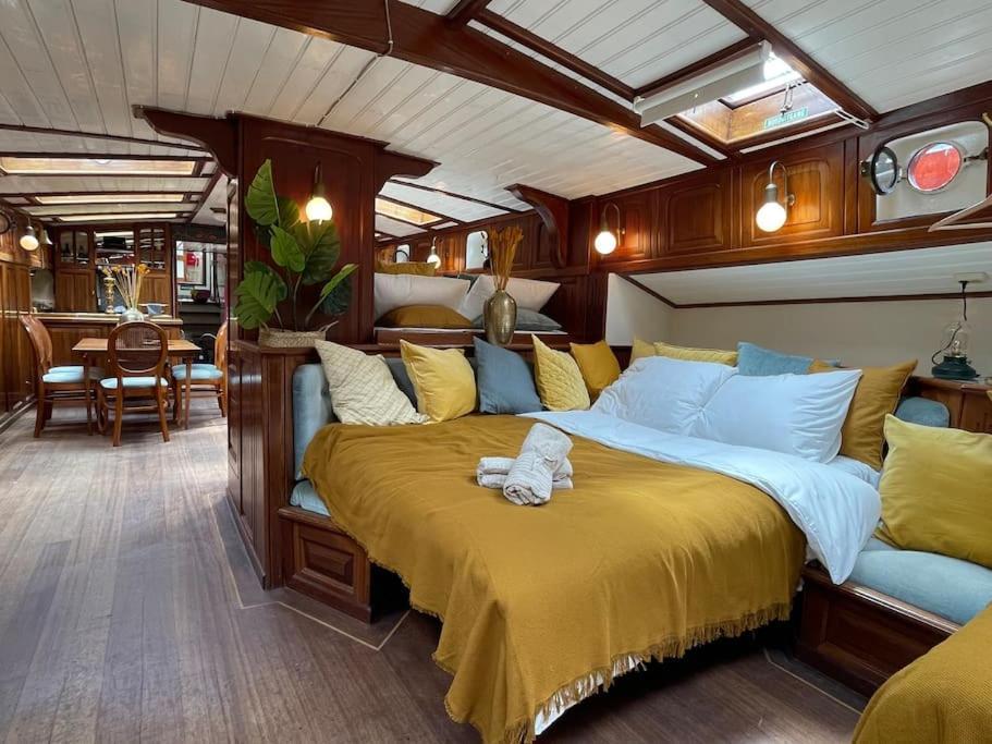 Amazing Private Luxury Boat