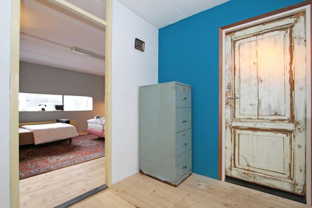 Warehouse In Spacious Industrial Workshop Apartment *