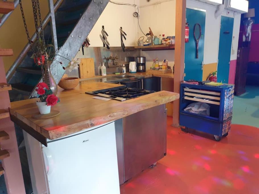Warehouse In Spacious Industrial Workshop Apartment *