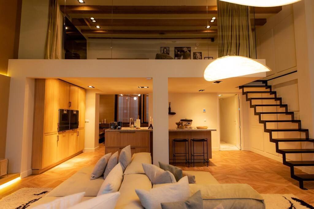 Newly Renovated Luxurious 200 Sqm Loft In Centre Appartement *