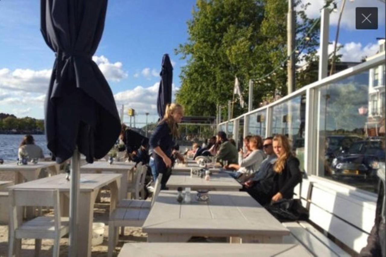 Tiny Houseboat On The Amstel River Couette-café