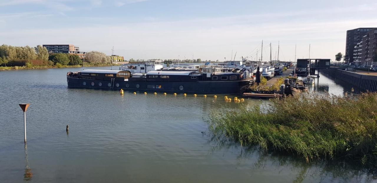 Wheelhouse Euphrate Houseboat Bed & Breakfast Diemen