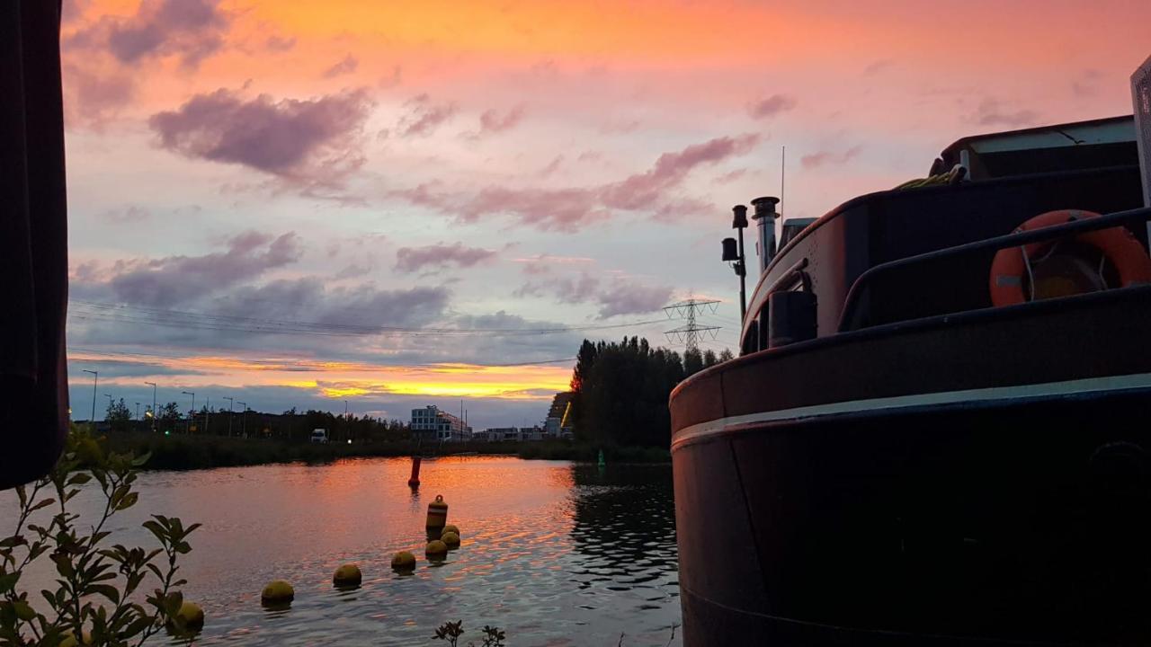 Wheelhouse Euphrate Houseboat * Diemen