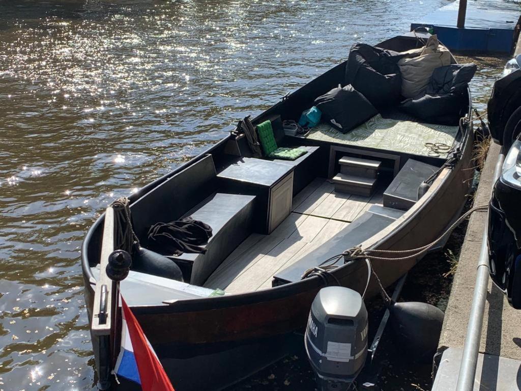 Bed & Breakfast Wheelhouse Euphrate Houseboat Diemen