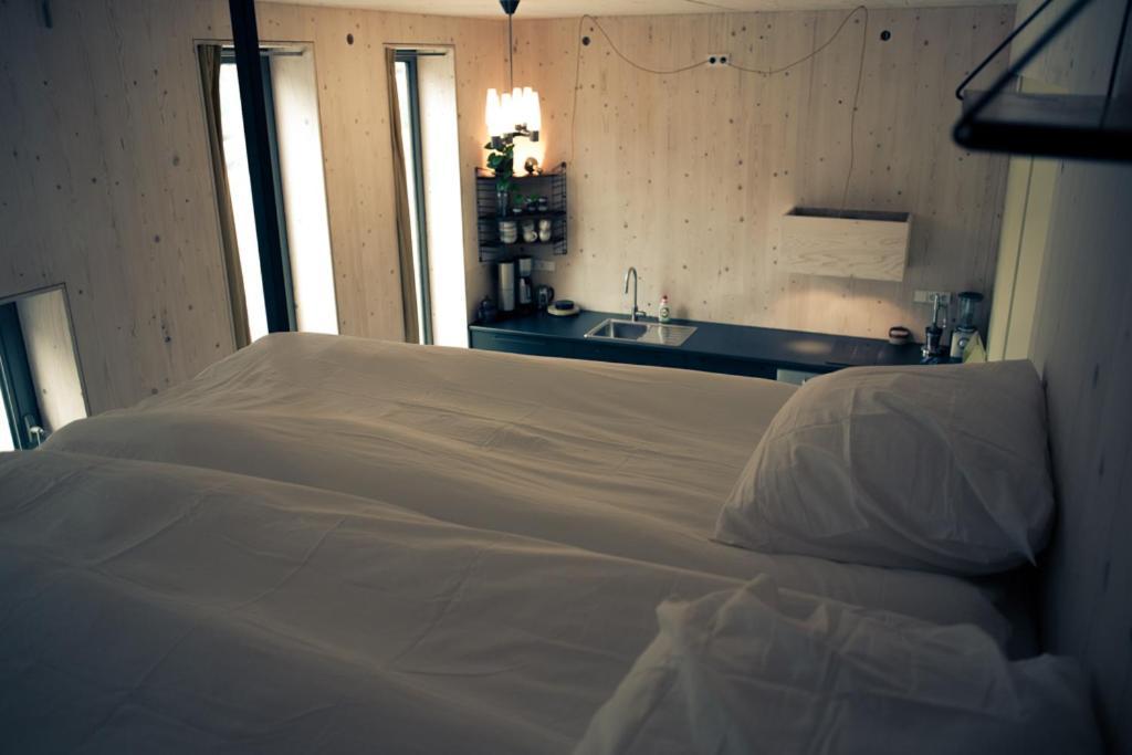 Maison d'hôtes Private Eco Wooden Studio With Bath And Bikes And Garden *