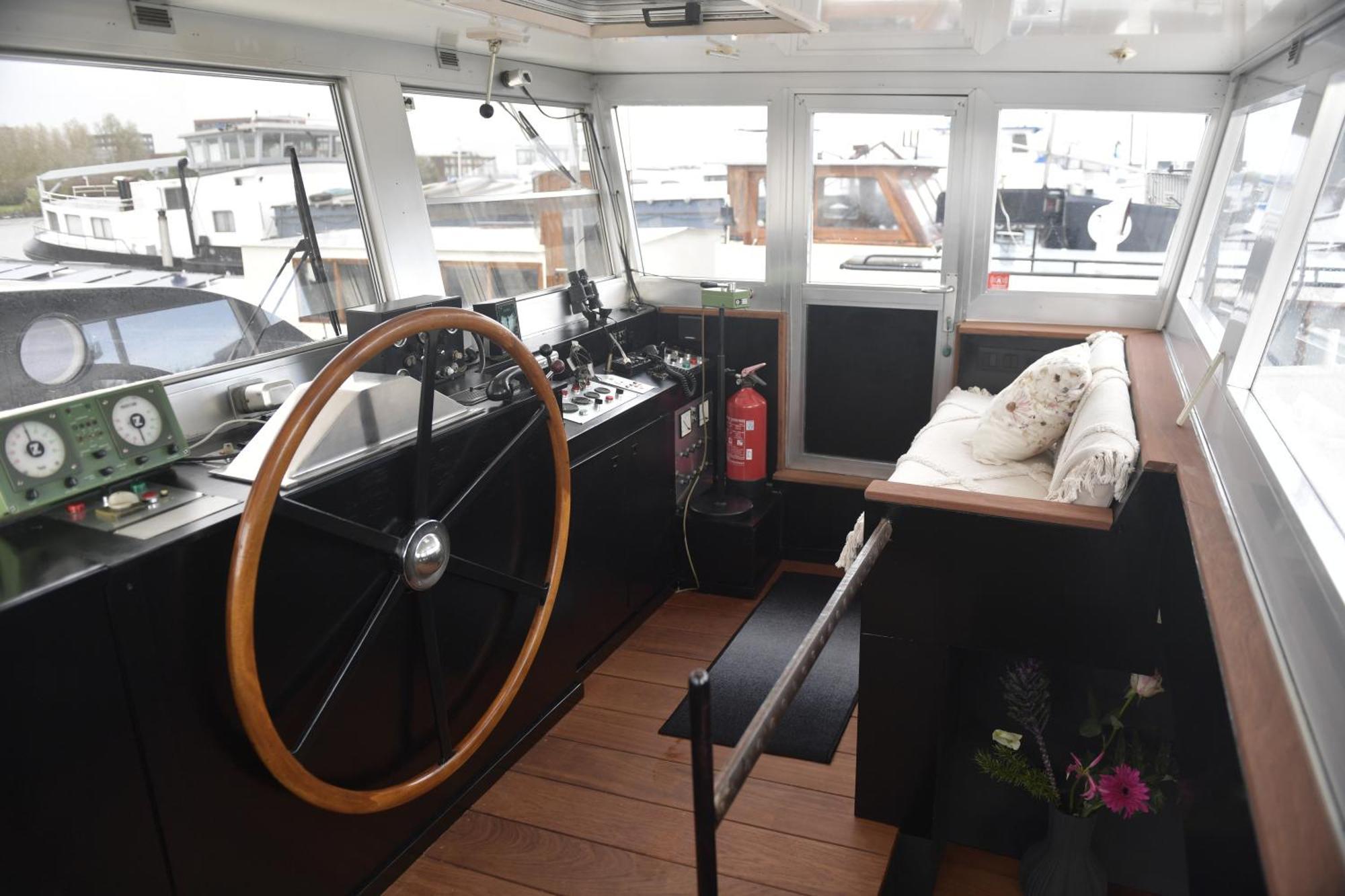 Whole Wheelhouse Euphrate Houseboat Couette-café