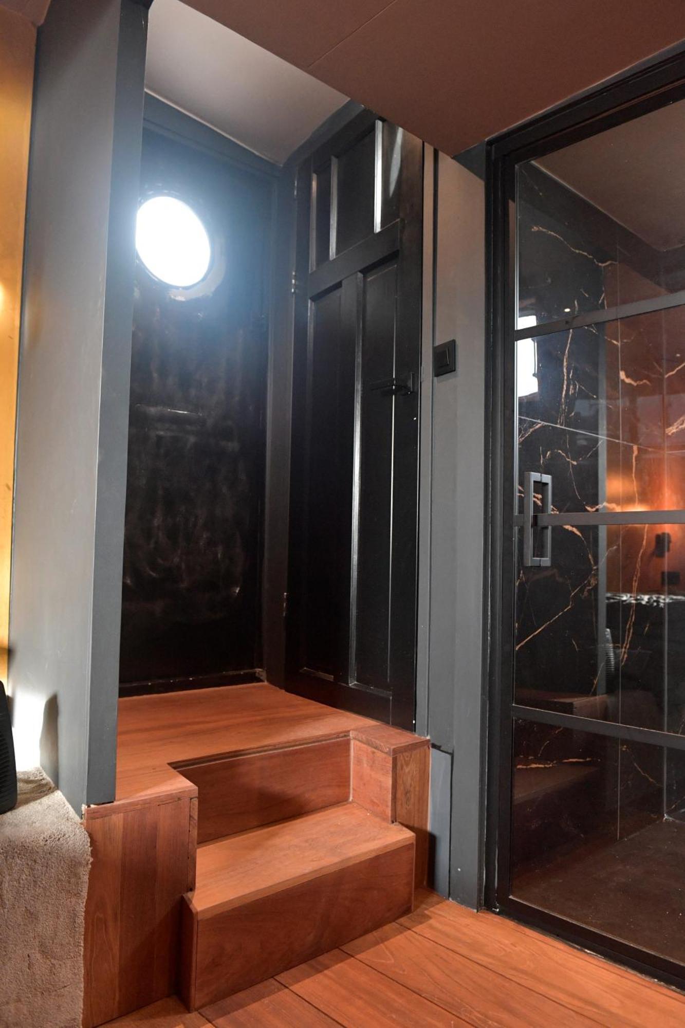 Whole Wheelhouse Euphrate Houseboat Couette-café Amsterdam
