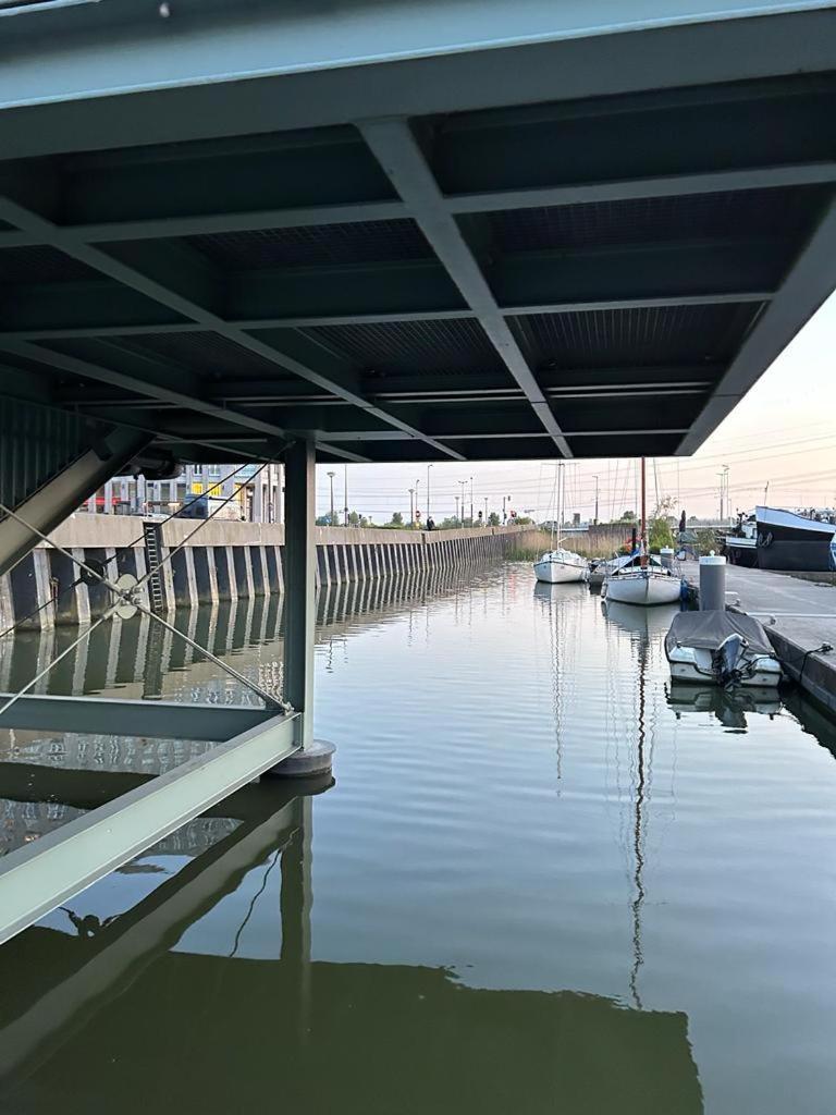Couette-café Whole Wheelhouse Euphrate Houseboat *
