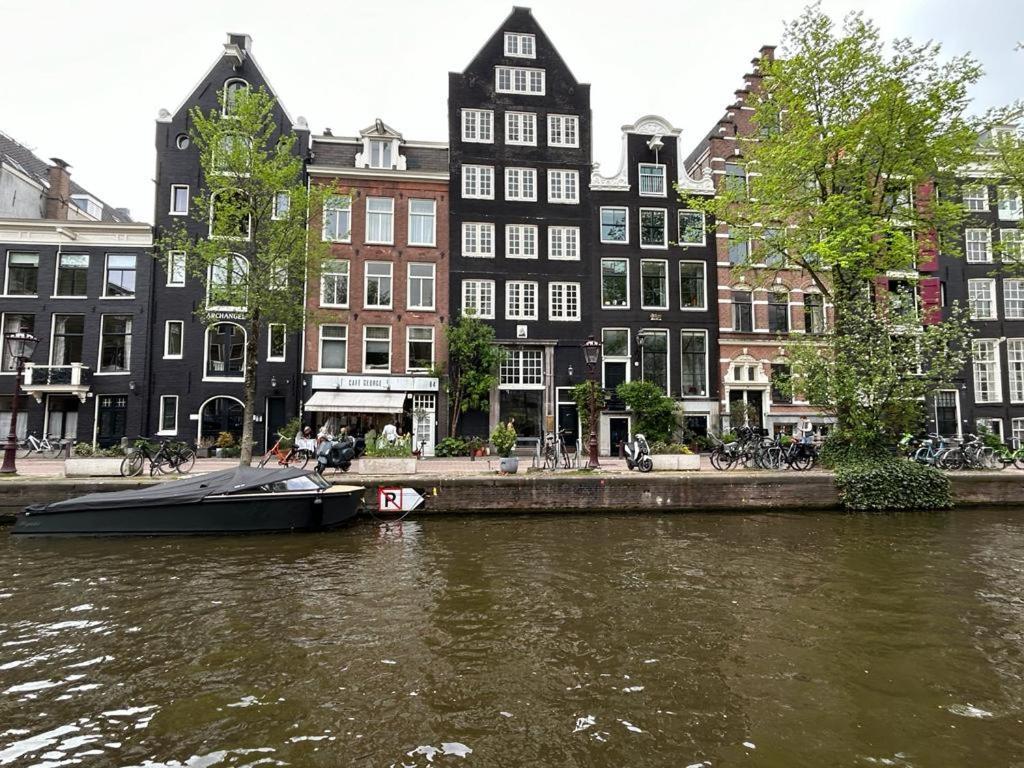 Whole Wheelhouse Euphrate Houseboat Couette-café Amsterdam