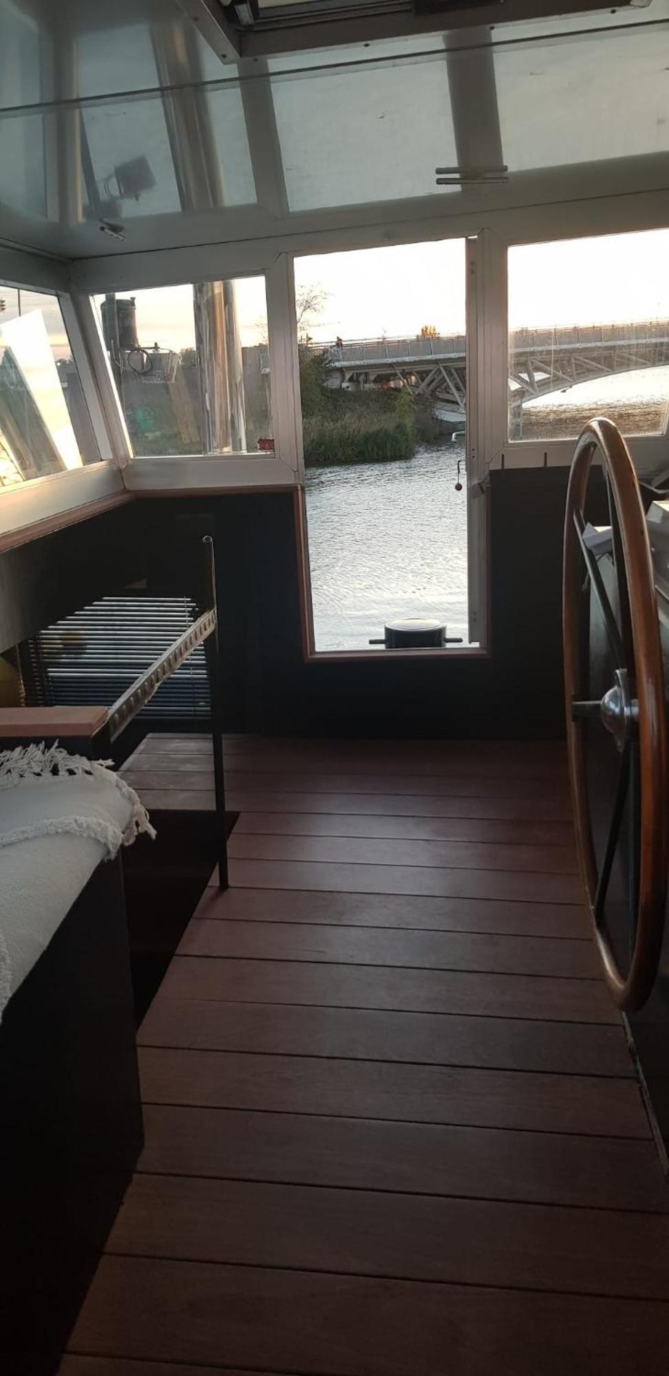 Couette-café Whole Wheelhouse Euphrate Houseboat *