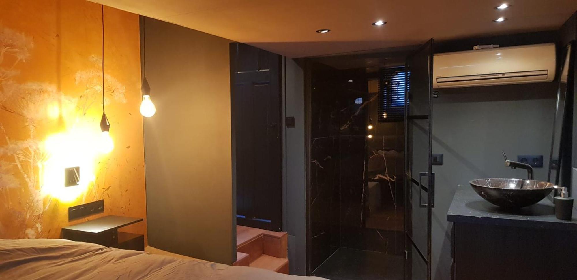 Couette-café Whole Wheelhouse Euphrate Houseboat Amsterdam