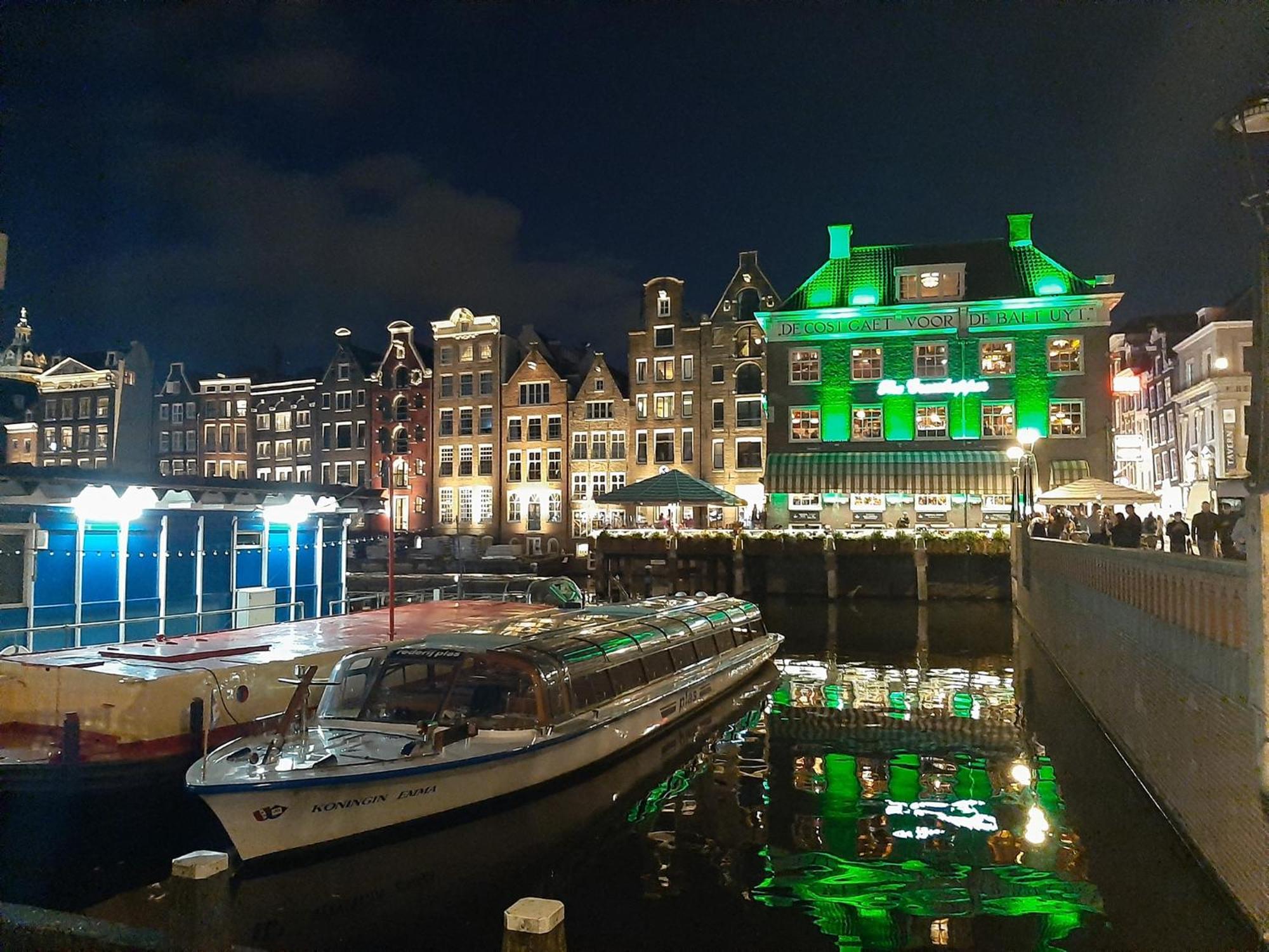 Whole Wheelhouse Euphrate Houseboat Couette-café Amsterdam