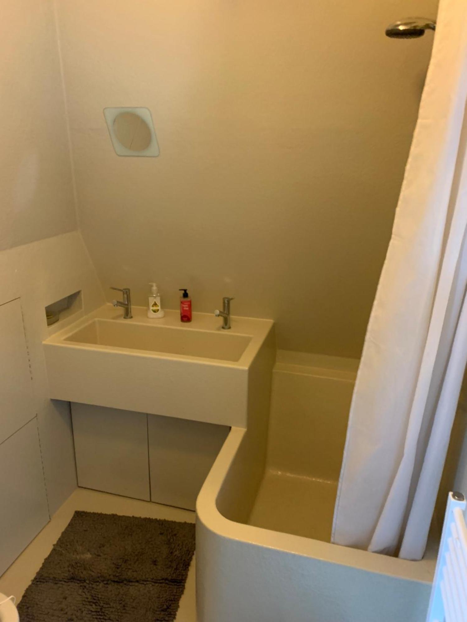 Your Own Floor In Authentic Picturesque Dikehouse Appartement *