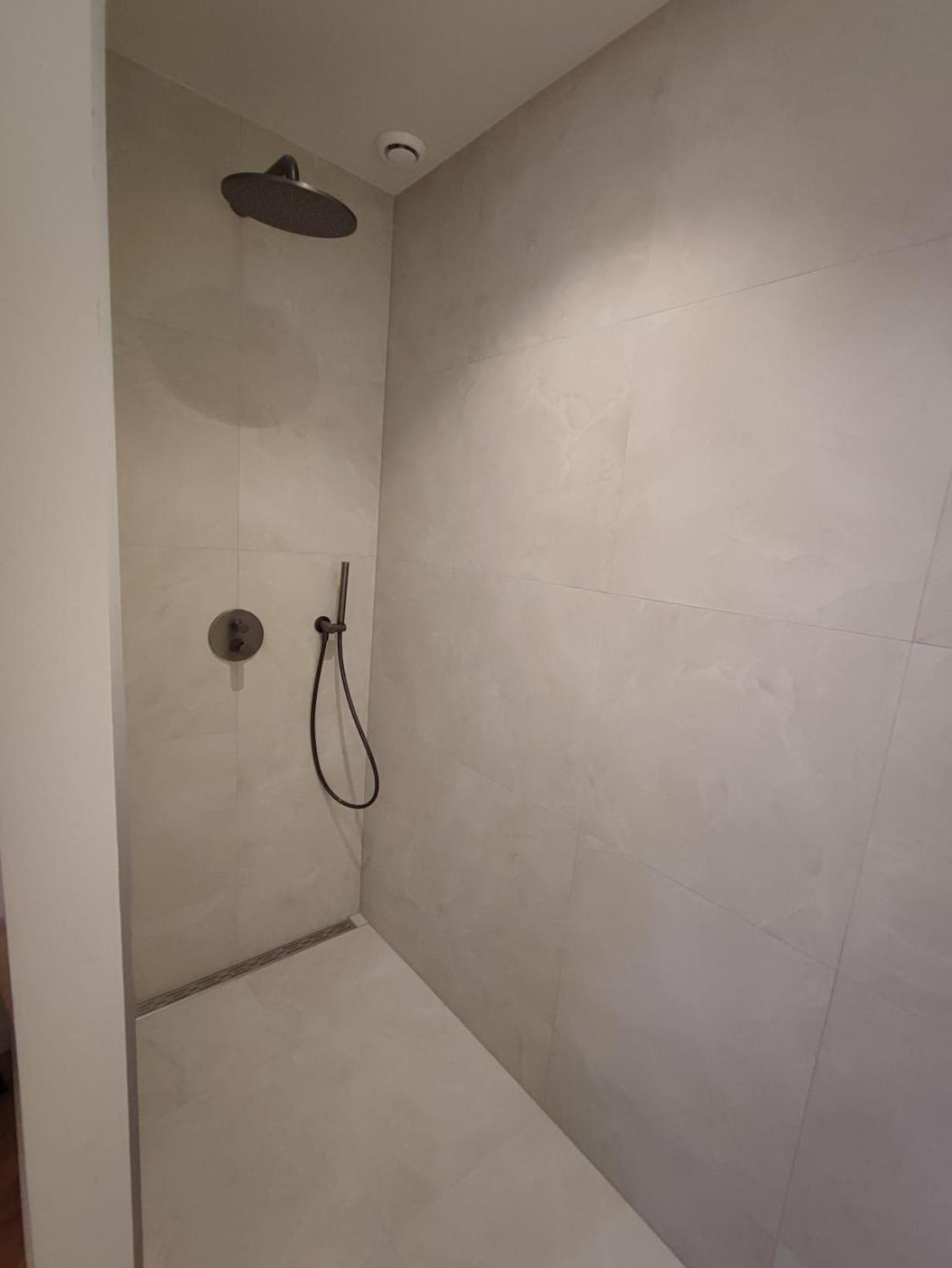 Luxury With Private Bathroom On Great Location. Habitación en casa particular *