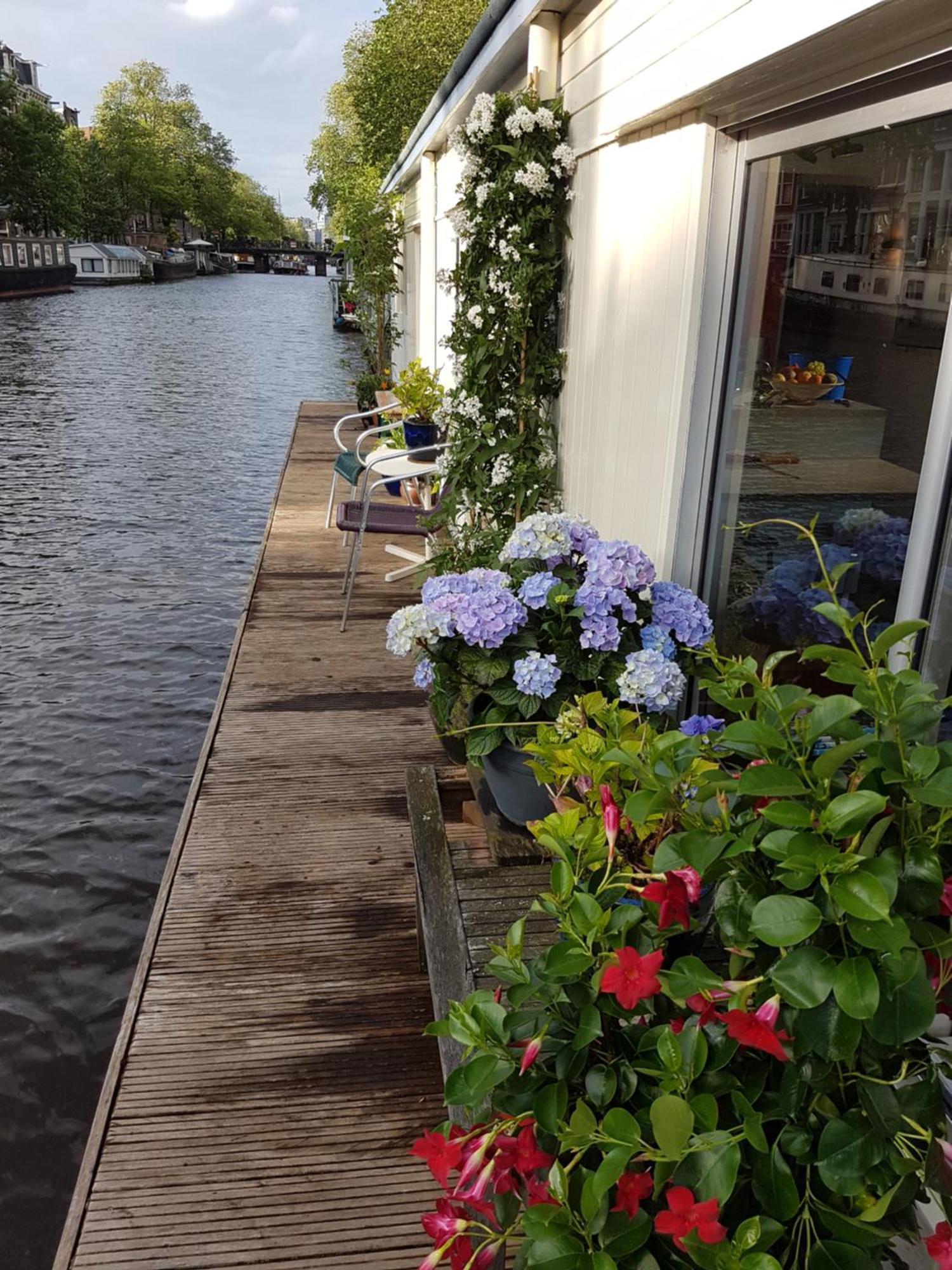Pantheos Houseboat Hotel en barco