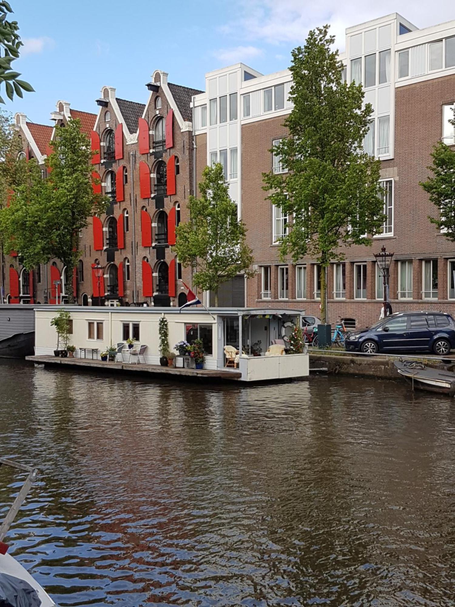 Botel Pantheos Houseboat *