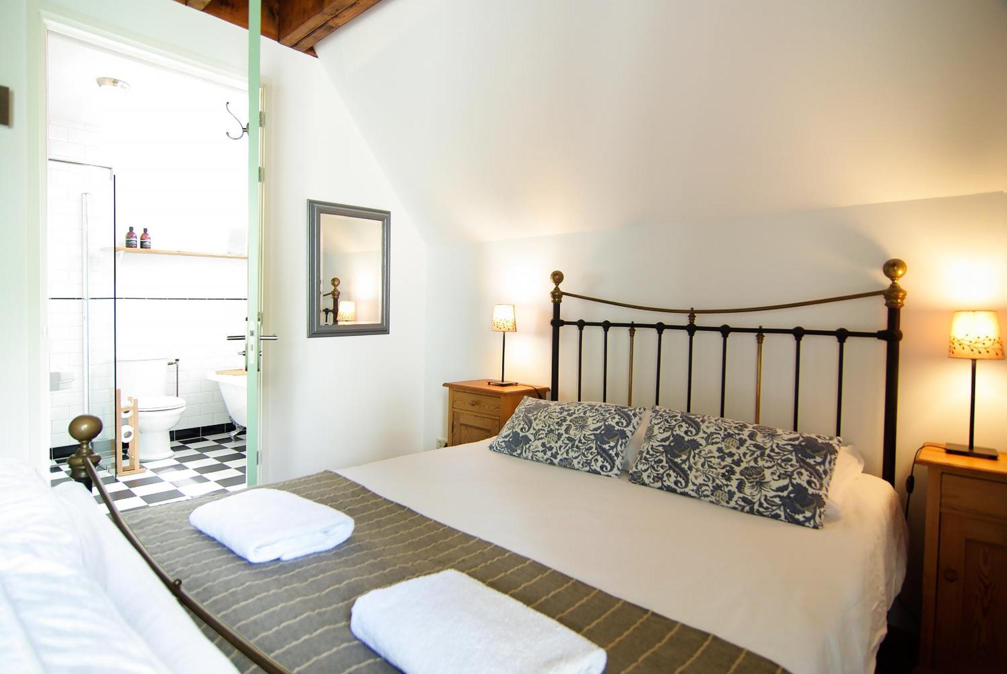 Tranquil Wooden House With Free Parking Privat bolig