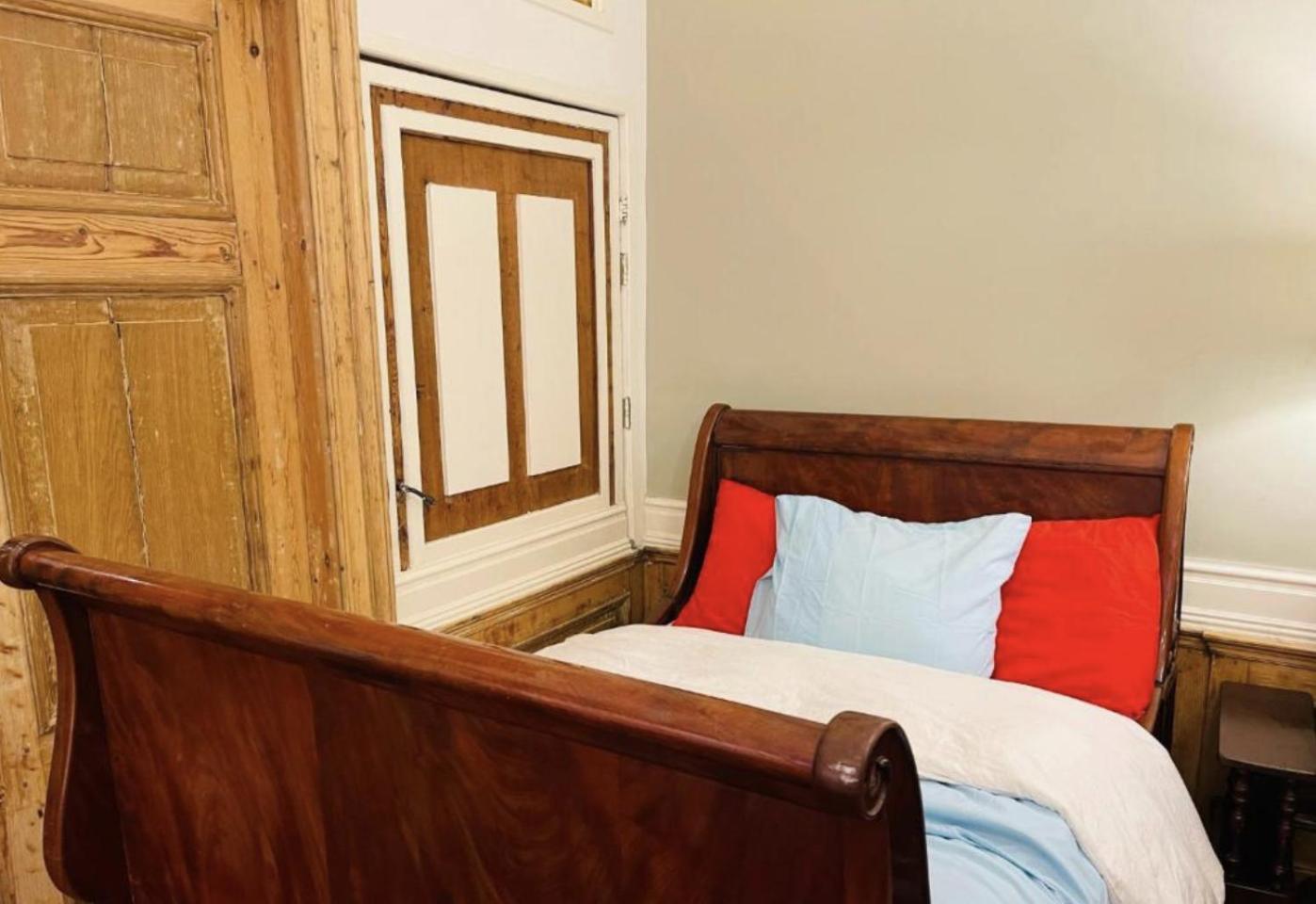 Red Light Chinatown City Centre Bed & Breakfast