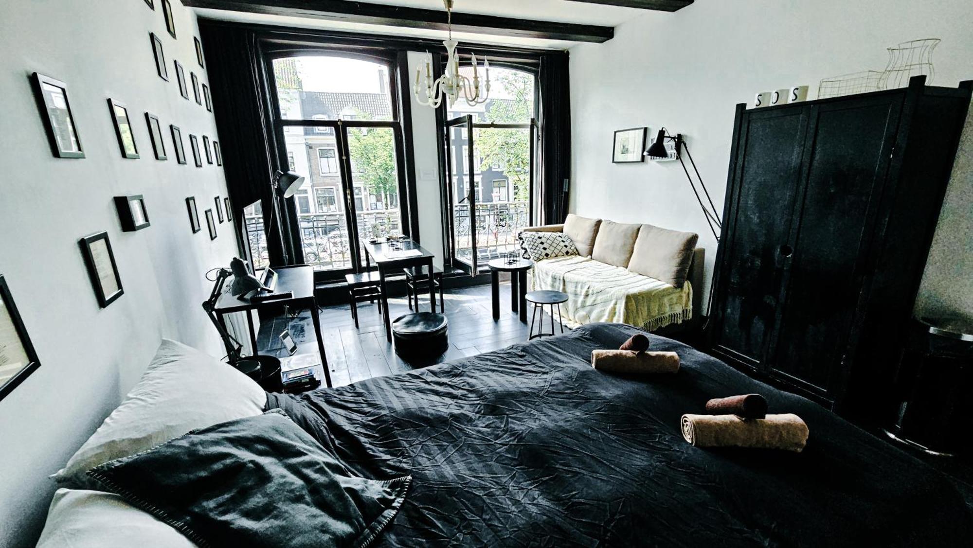 The Black Beauty Private With Canal View From 1799 Couette-café 2*