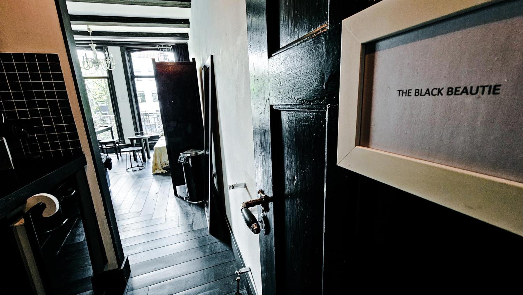 The Black Beauty Private With Canal View From 1799 Couette-café Amsterdam