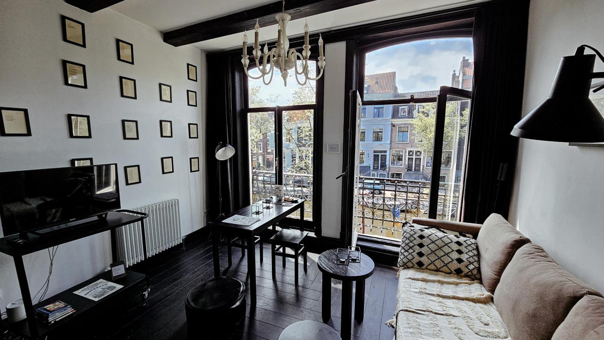 Couette-café The Black Beauty Private With Canal View From 1799 Amsterdam