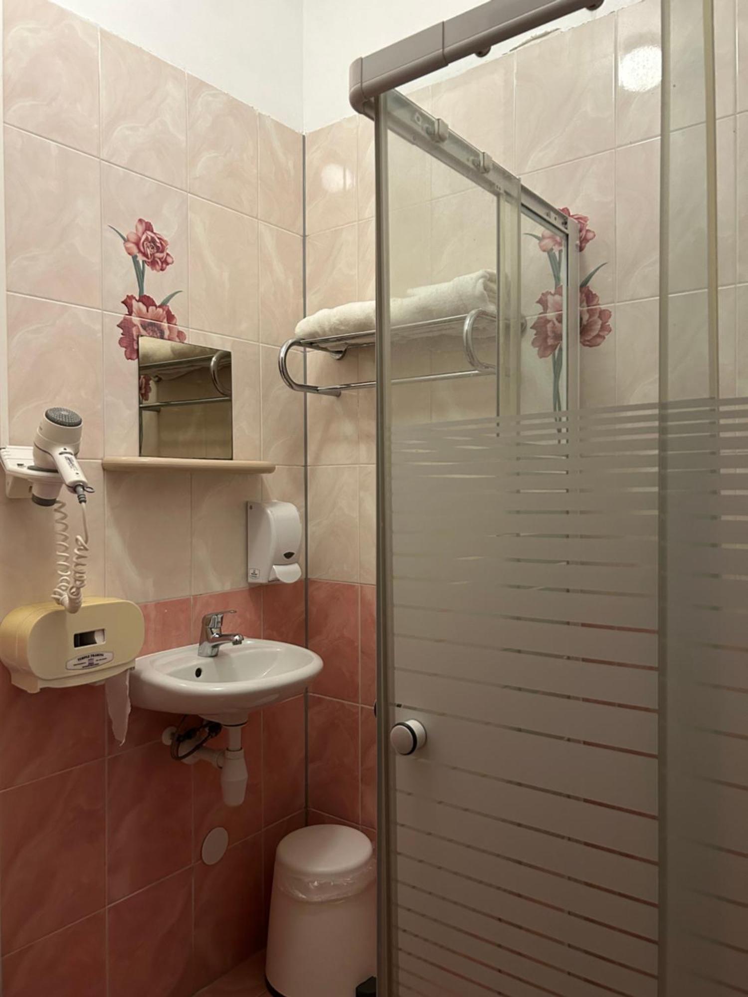 Isis Hotel 3*