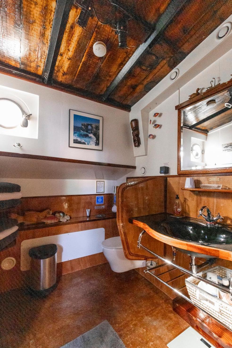 Anna Houseboat Bateau-hôtel