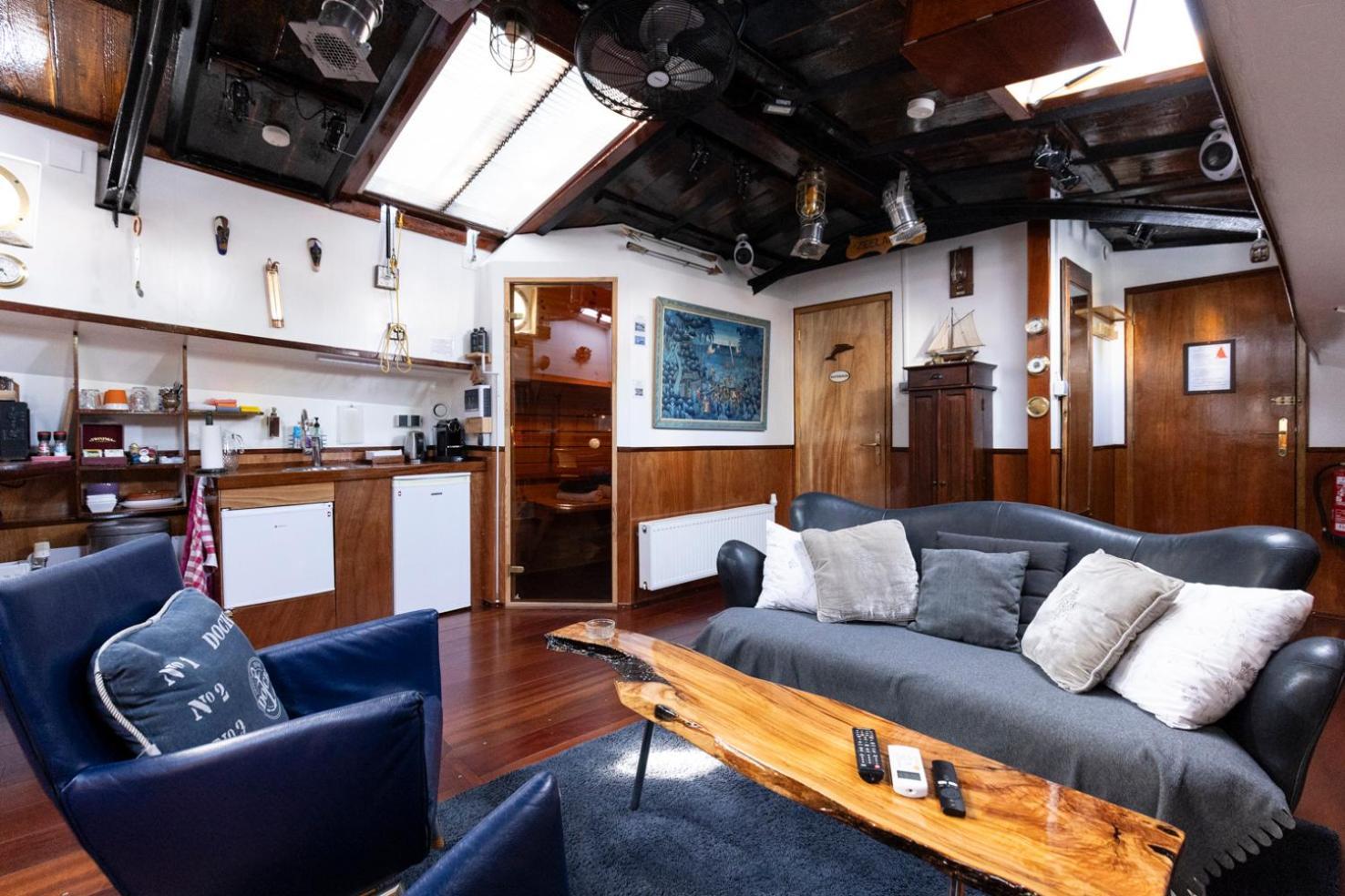 Bateau-hôtel Anna Houseboat *