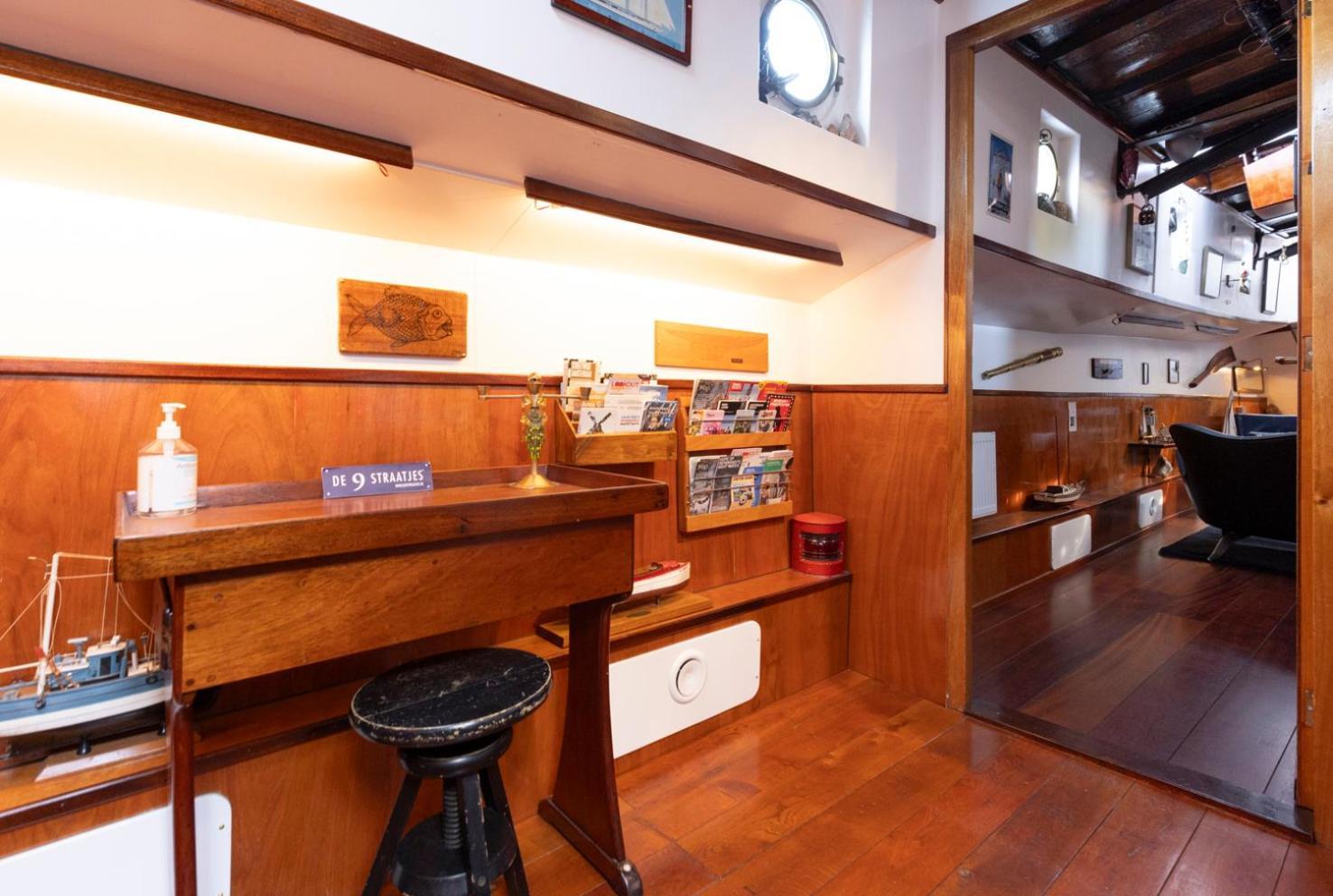 Bateau-hôtel Anna Houseboat *