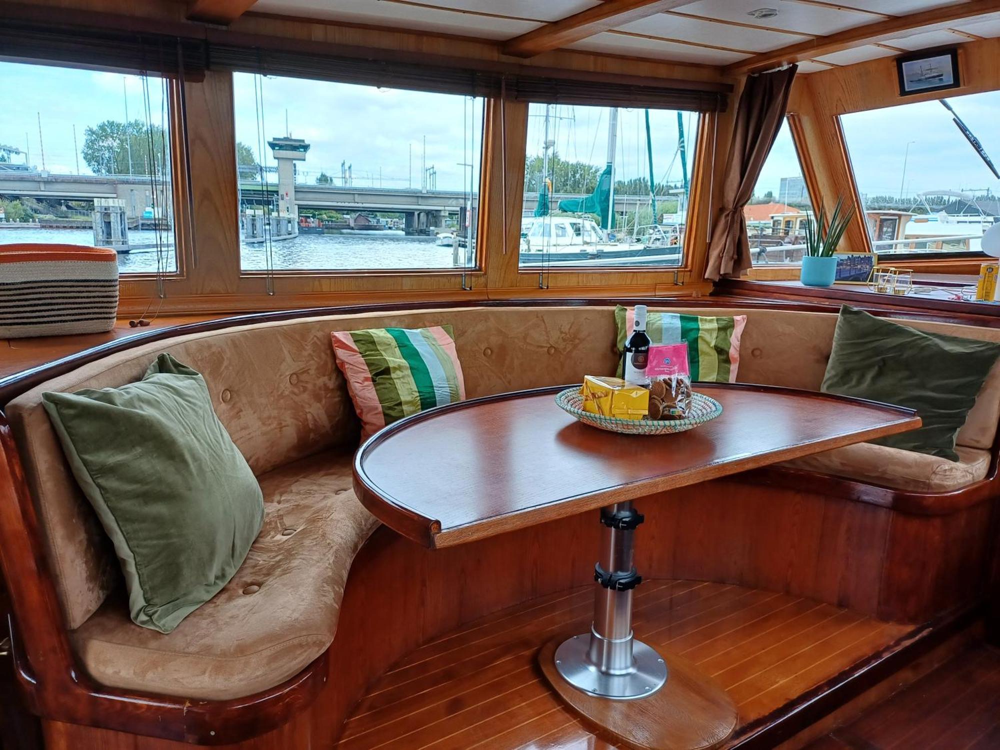 Motorjacht At Ease Botel