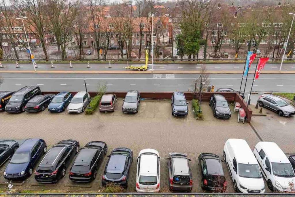 Appartement Large And Spacious 4-Bedroom Apartment With Roofterras