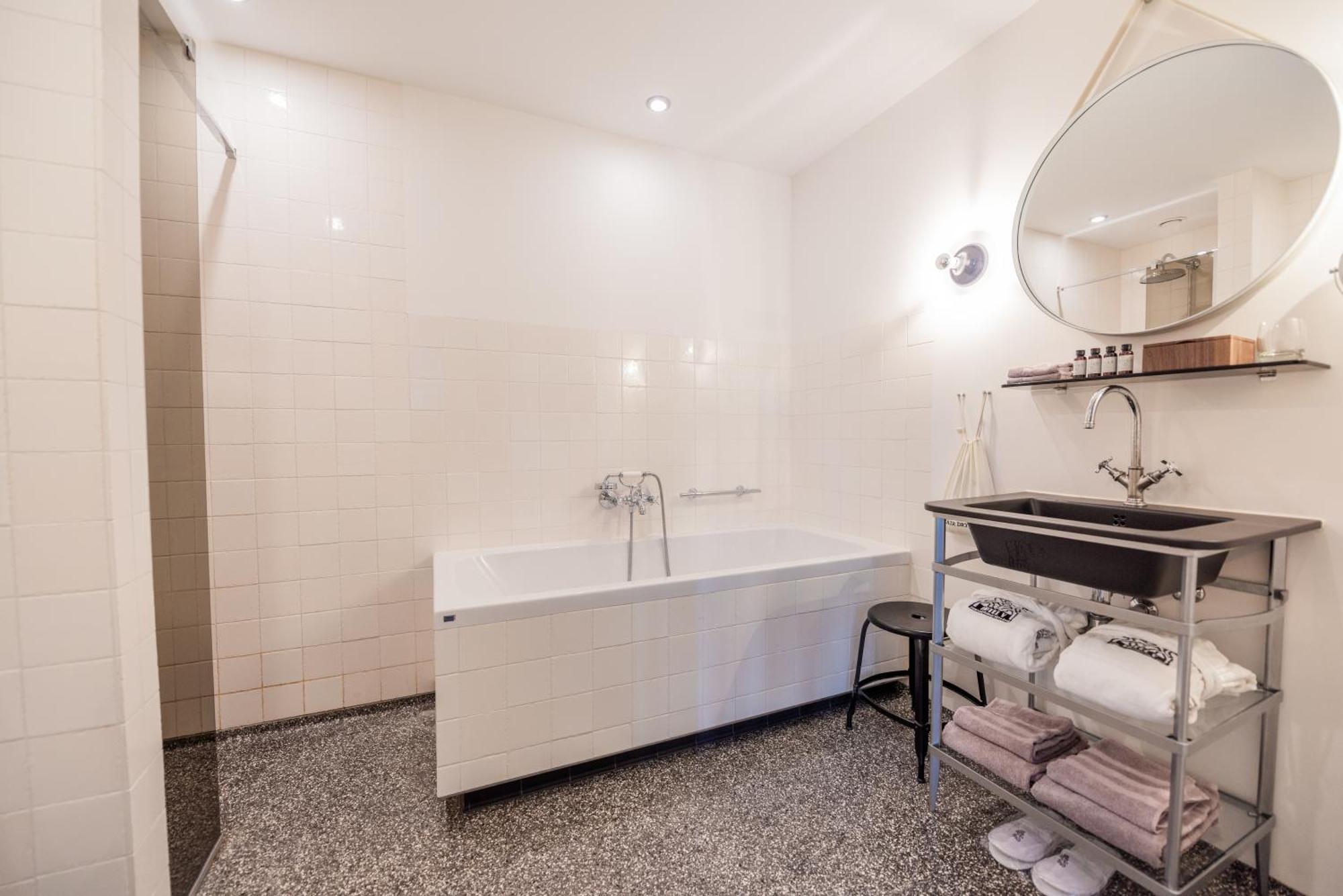 Hotel V Nesplein 4*