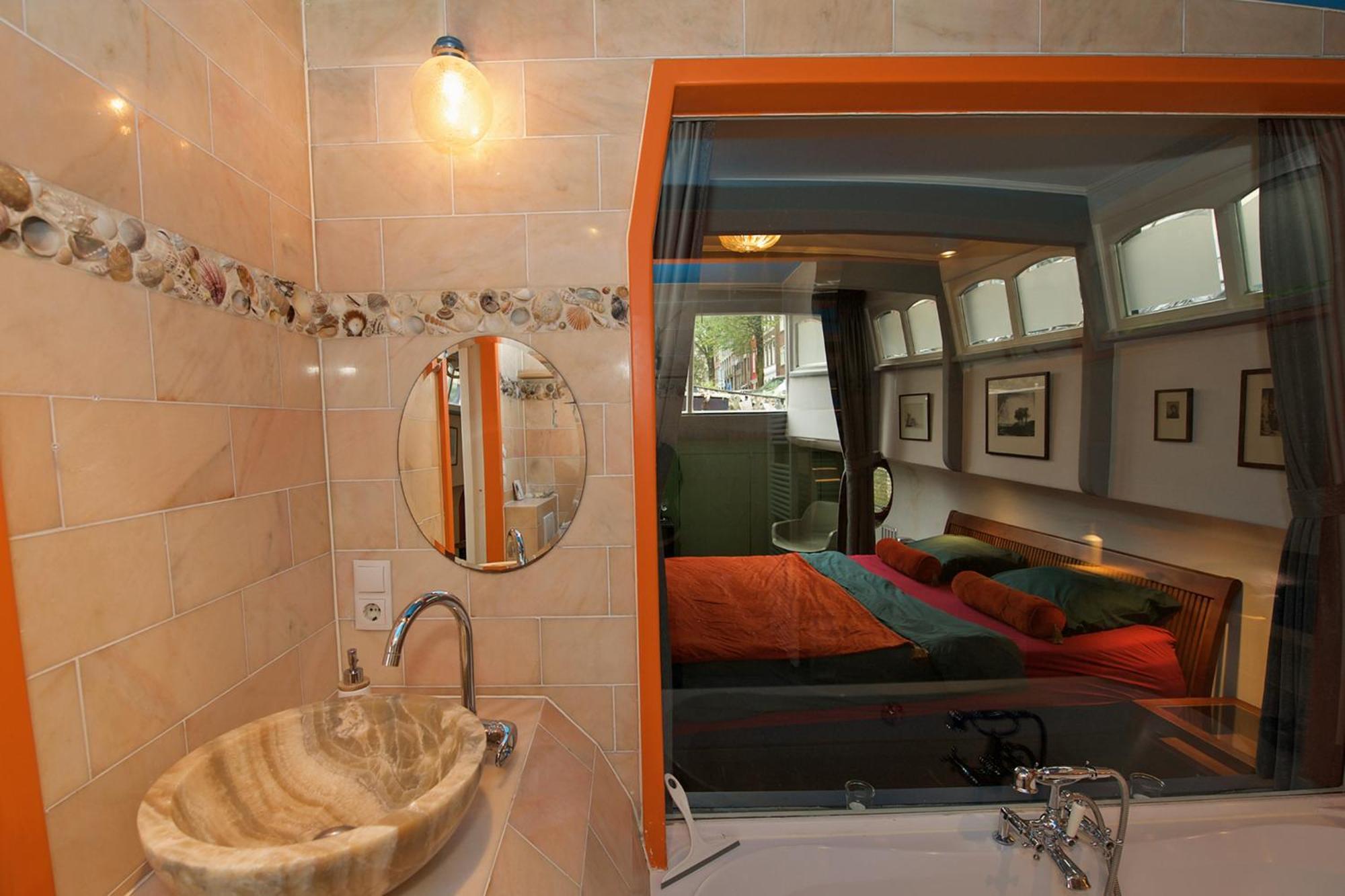 Center - Houseboat By Captain Ricard