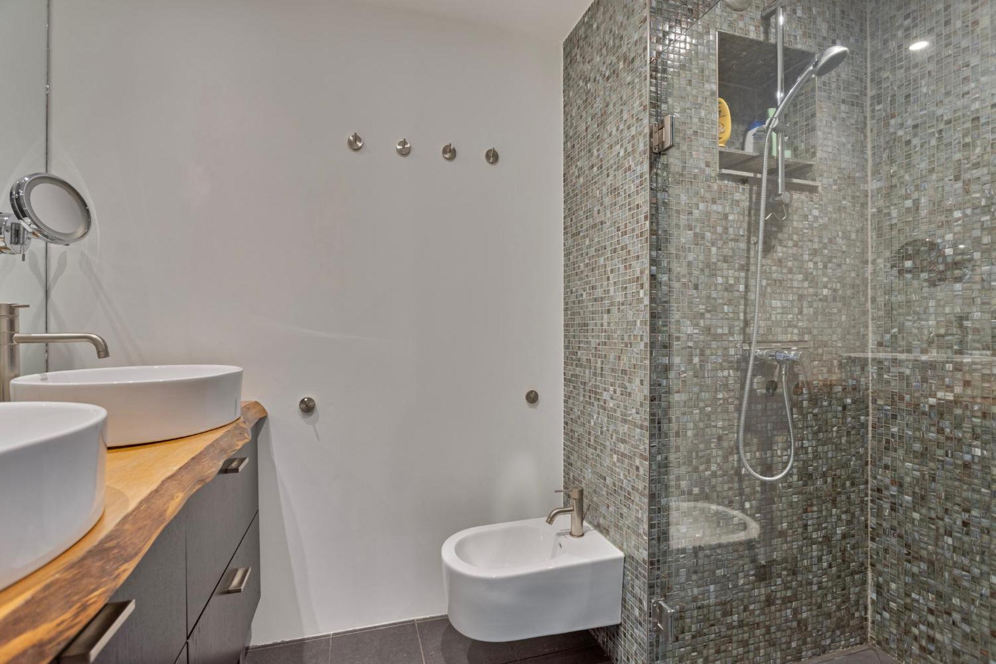 Cozy Retreat With Park Views And Free Parking Appartement