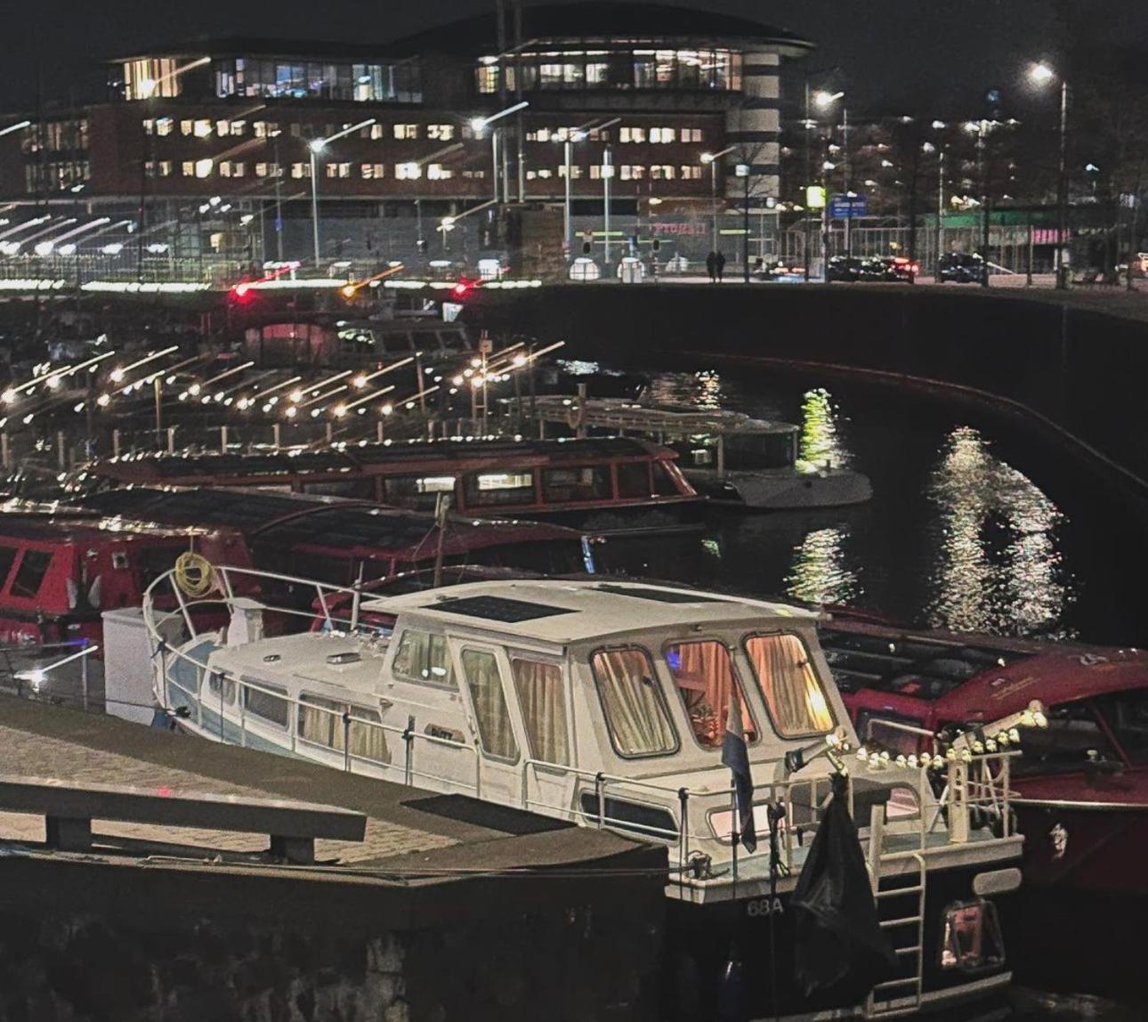 Bateau-hôtel Luxury Houseboat *