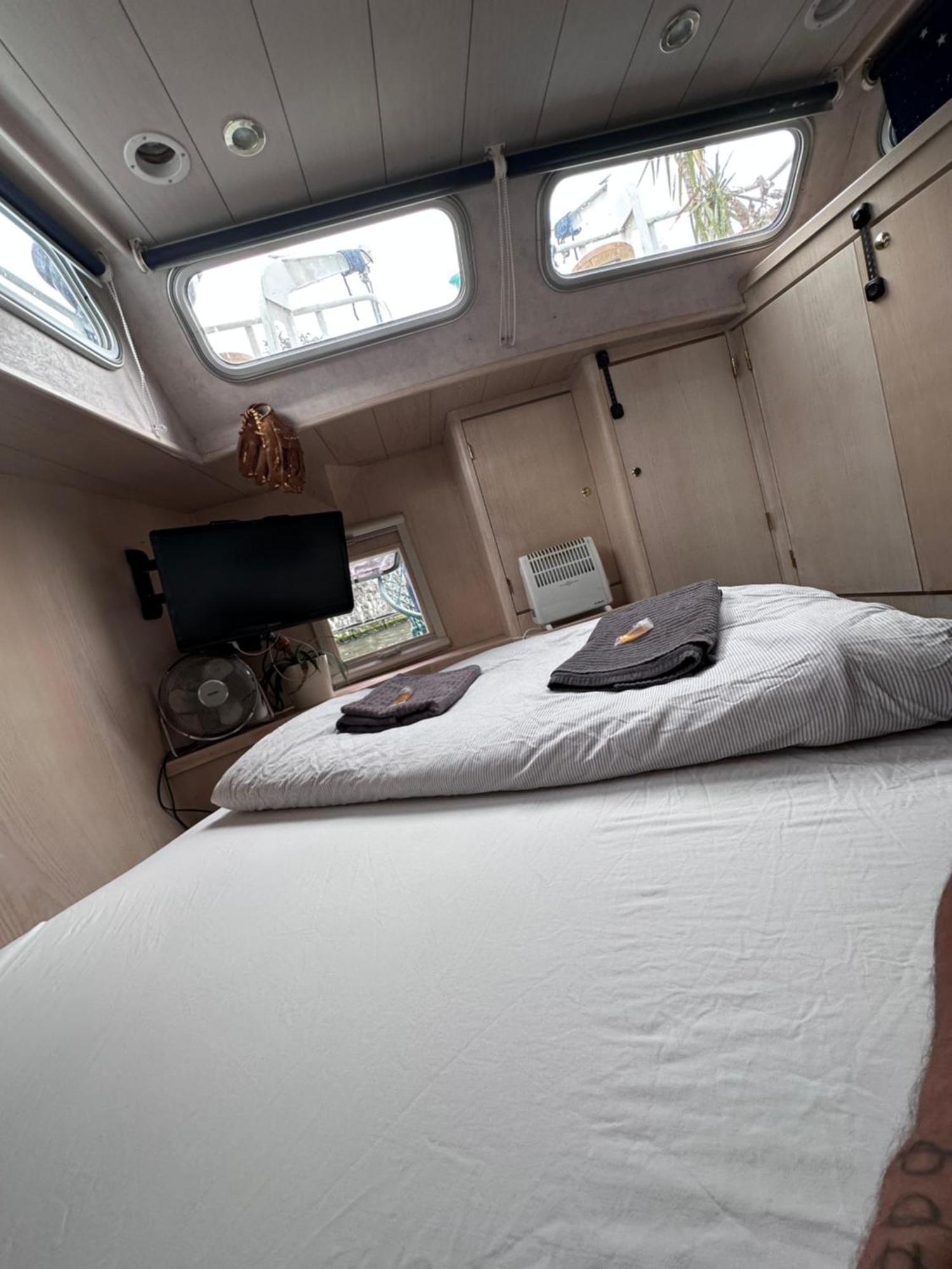 Botel Luxury Houseboat Amsterdam