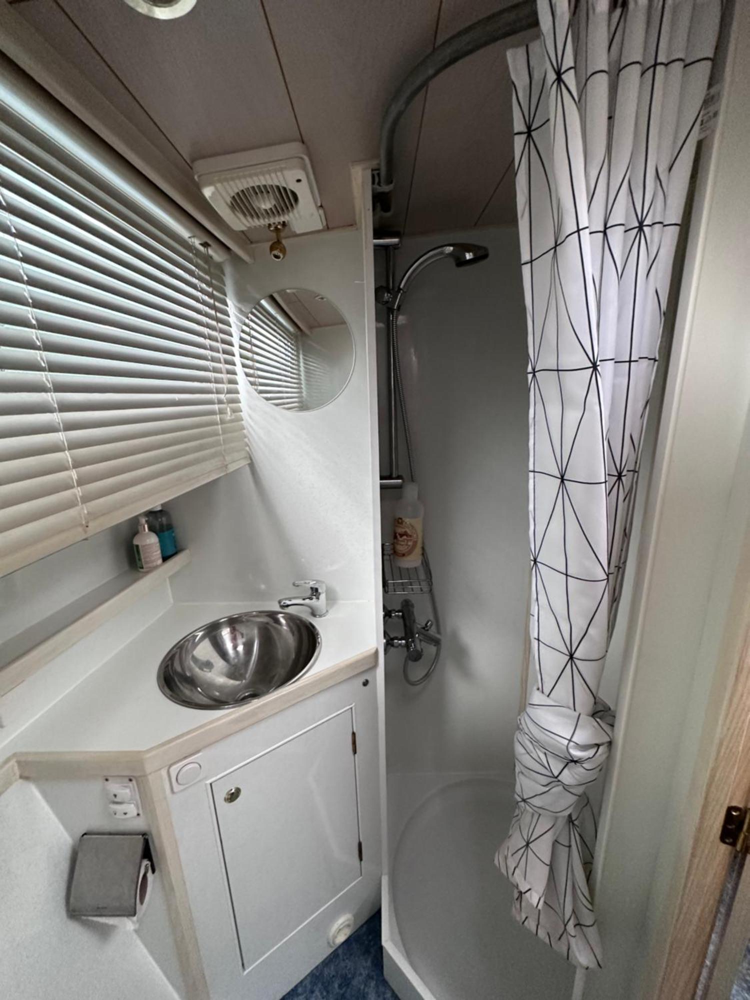 Luxury Houseboat *