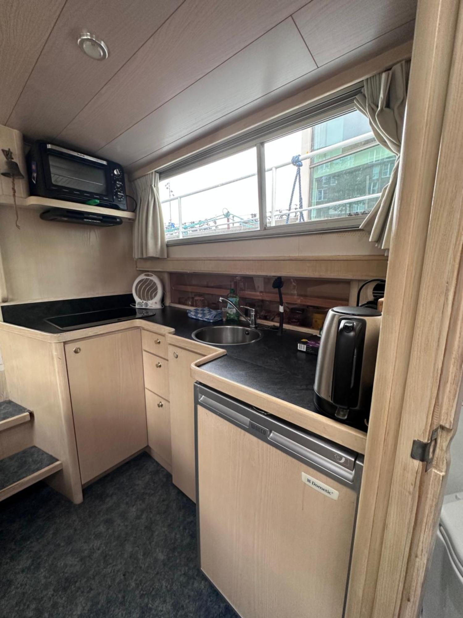 Luxury Houseboat *