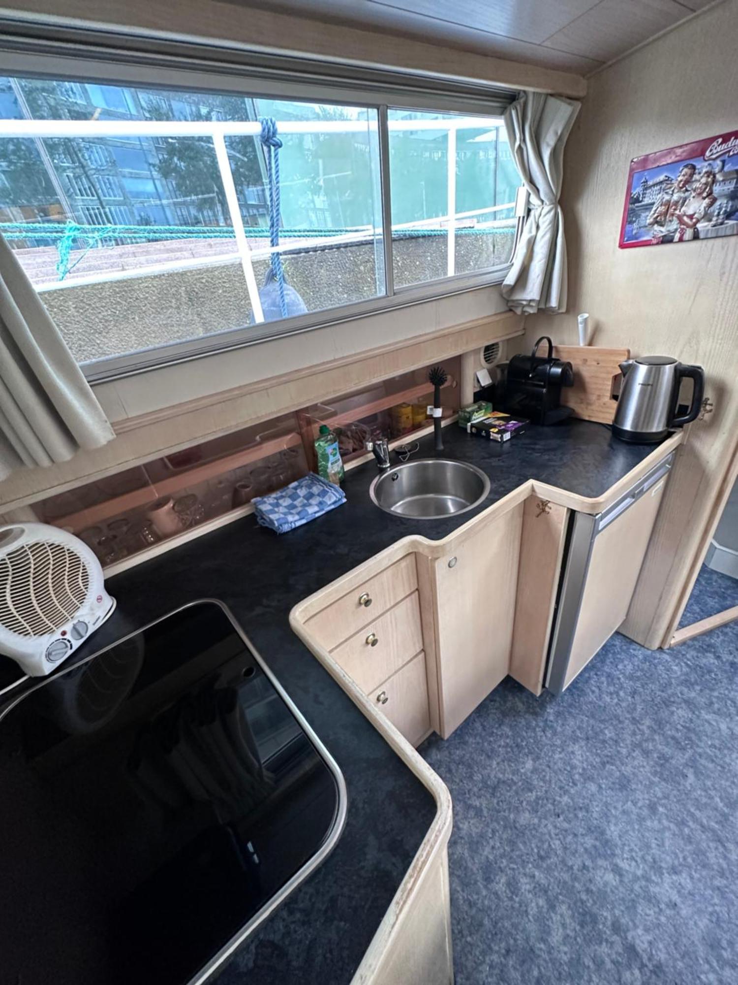 Luxury Houseboat Botel