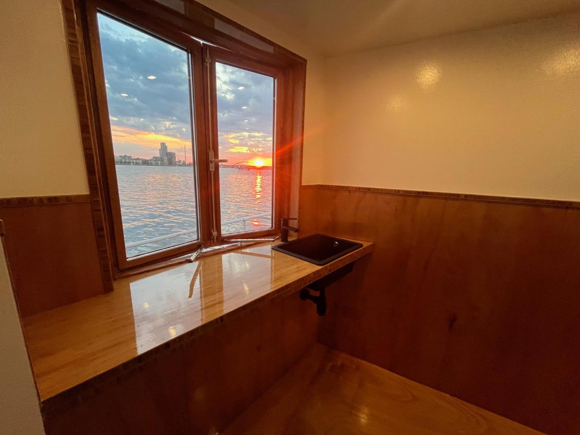 Casey's View House Boat Bed & Breakfast Amsterdam
