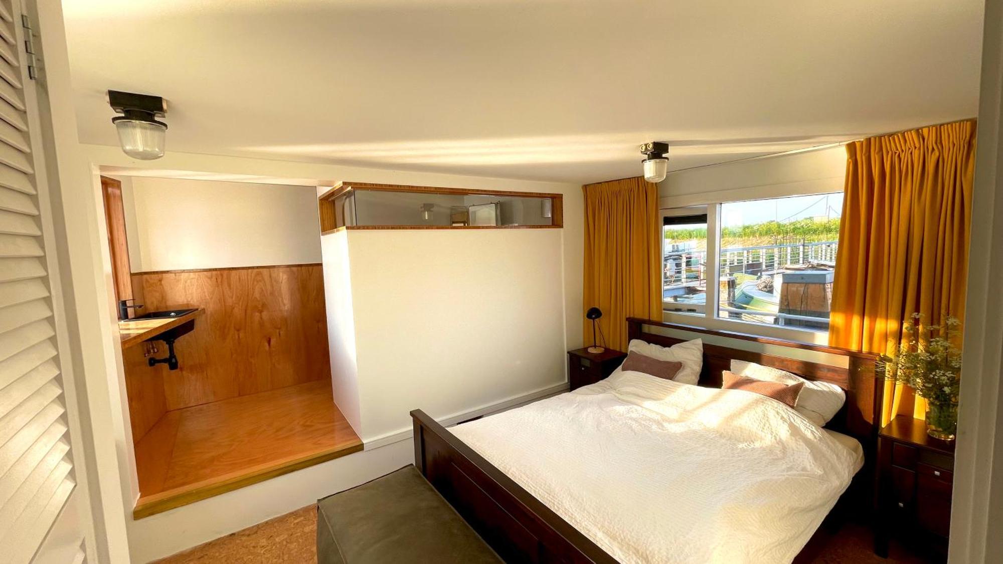 Couette-café Casey's View House Boat