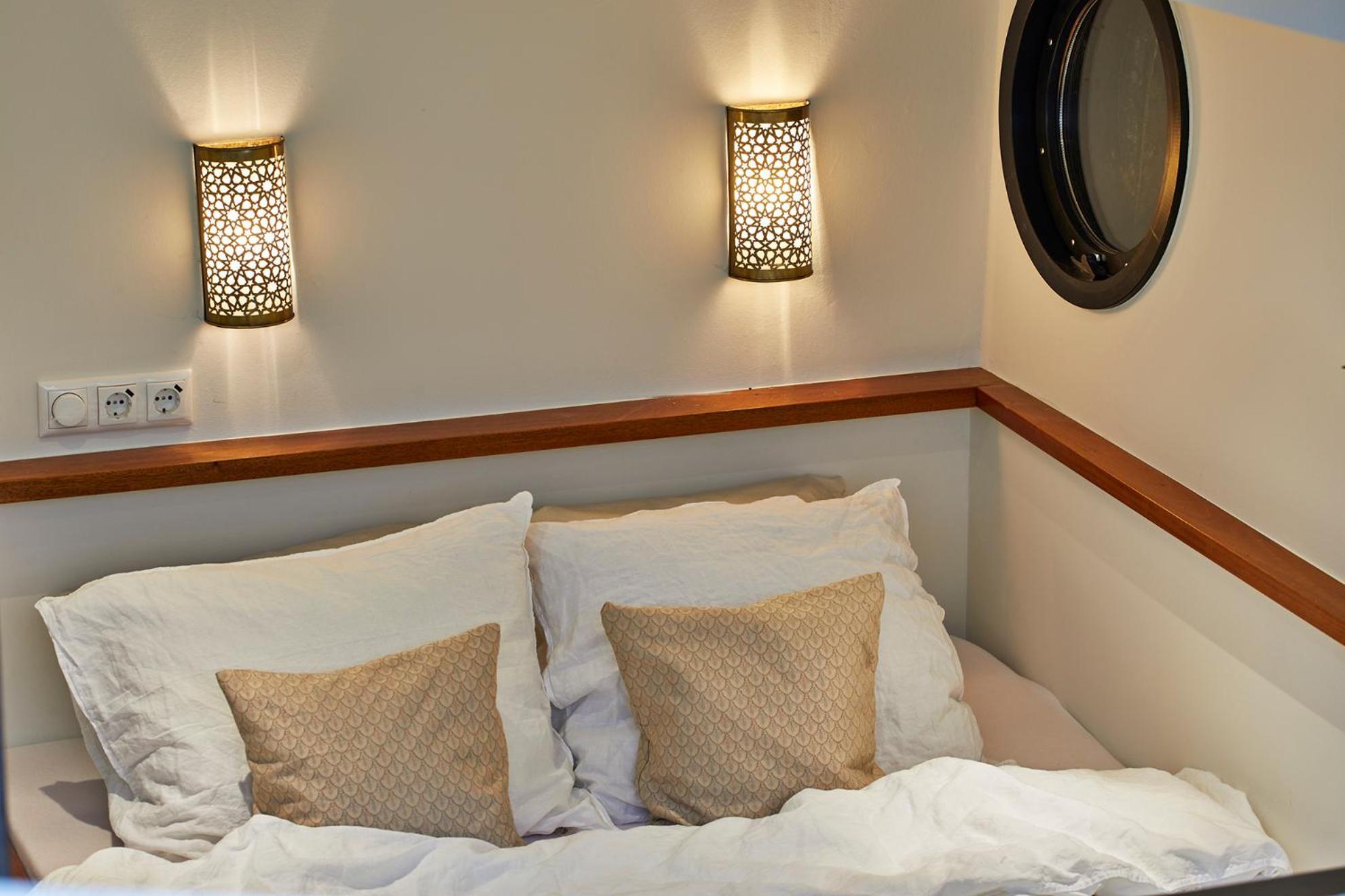 A304 Romantic Seaship In Center *