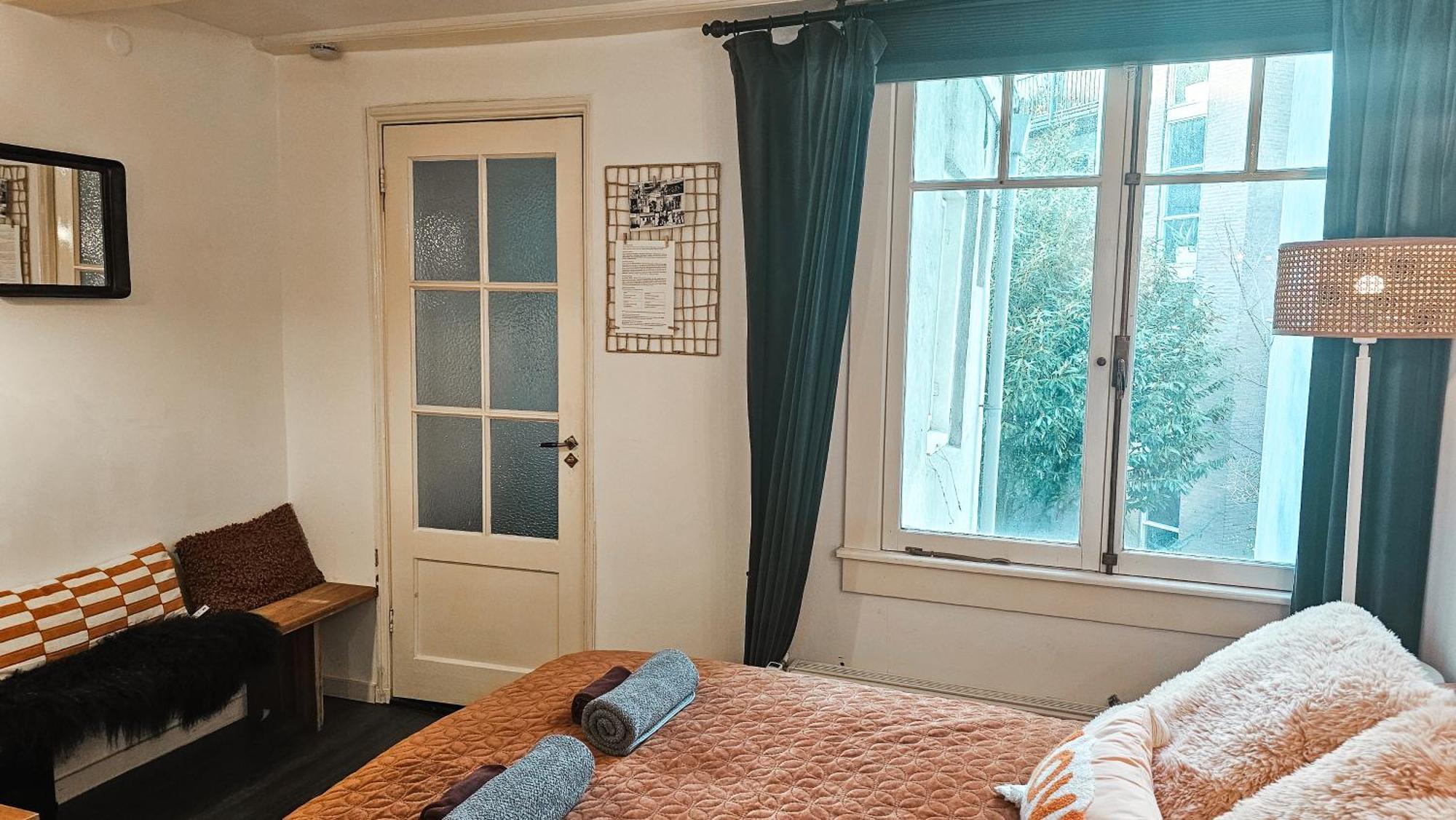 En-suite In Historic Canalhouse From 1729 *