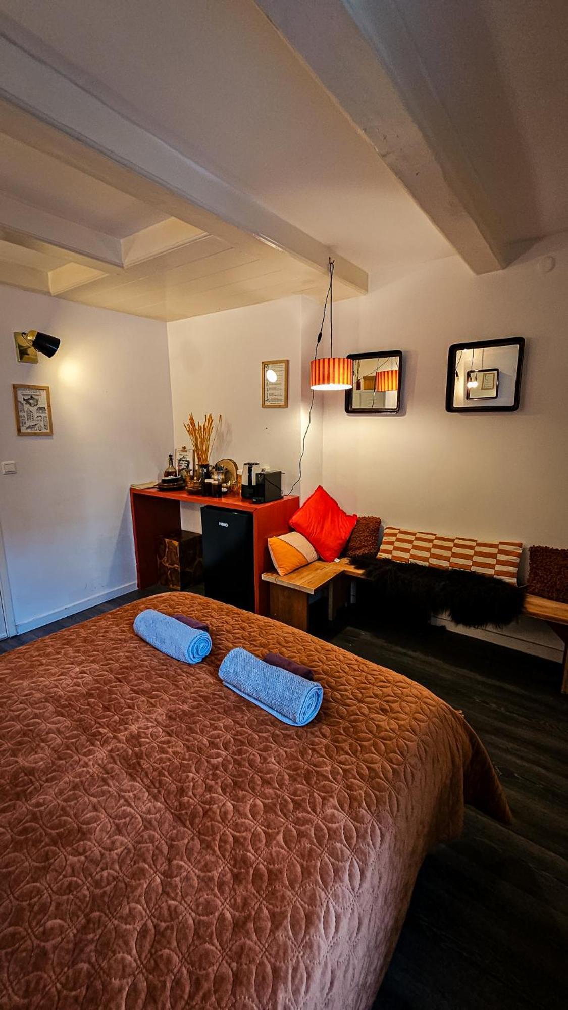 En-suite In Historic Canalhouse From 1729 Couette-café Amsterdam